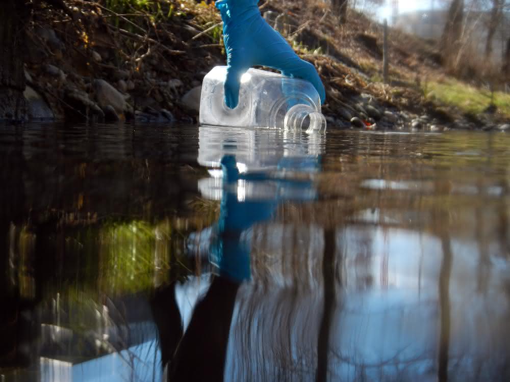 Biodiversität in Flüssen: Prognosen aus Umwelt-DNA und hydrologischen Methoden Probenahme aus Fluss