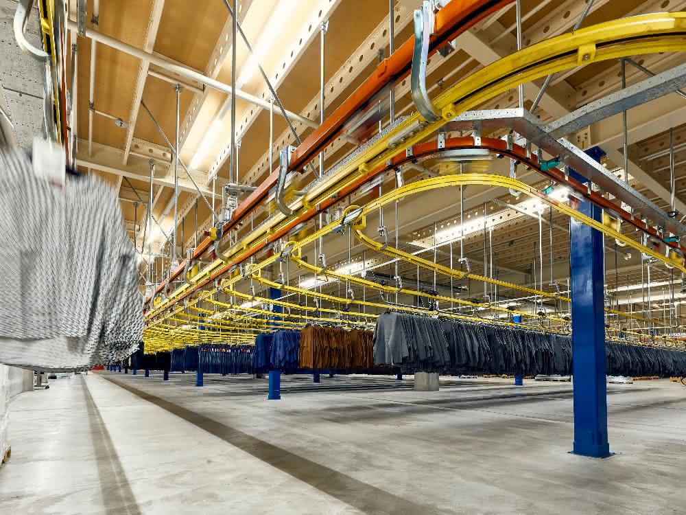 Value-added services for branches: BLG Logistics new logistics partner of the Hallhuber fashion brand