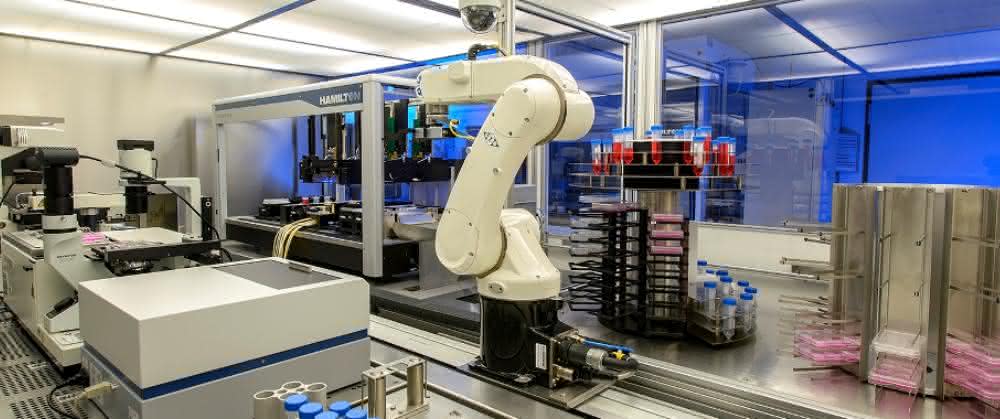 Blick in den Raum der automatisierten Herstellung (mit Roboterarm)