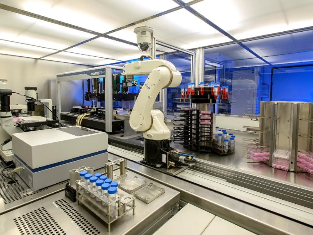 Blick in den Raum der automatisierten Herstellung (mit Roboterarm)