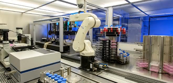 Blick in den Raum der automatisierten Herstellung (mit Roboterarm)