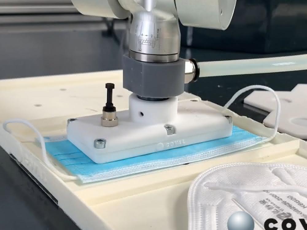 Mini area gripper grips a mask