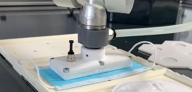Mini area gripper grips a mask