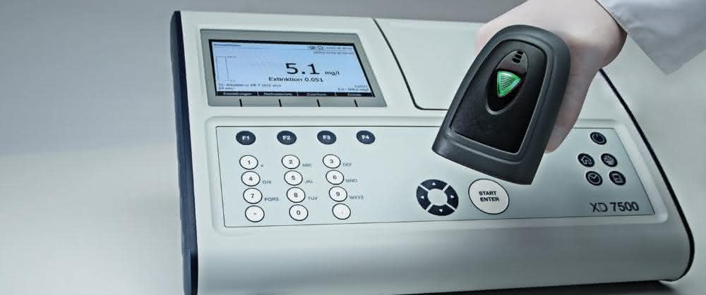 Bild zeigt Spektralphotometer 7500 und Barcodescanner