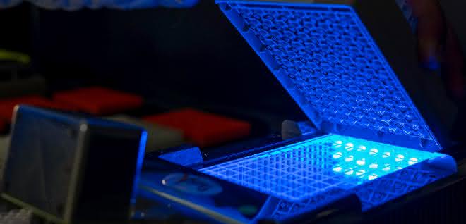 Das Team der Integrierten Biobank Jena am UKJ entwickelt Qualitätstests für flüssige Bioproben. Testaufbau