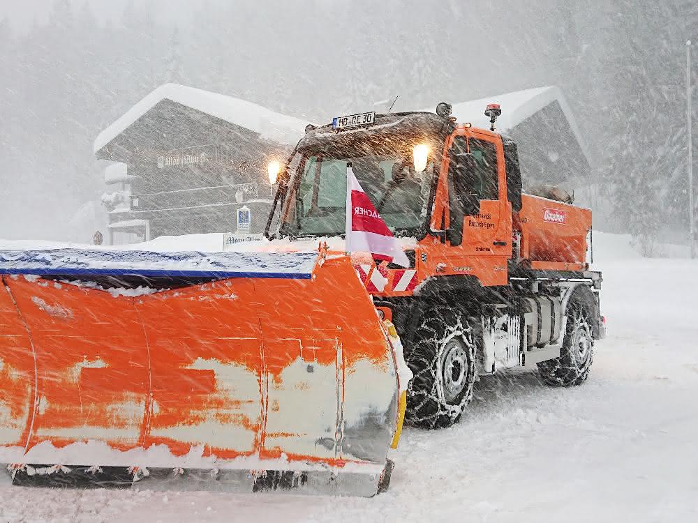 Im Kampf gegen den Schnee: Unimog im Winterdienst