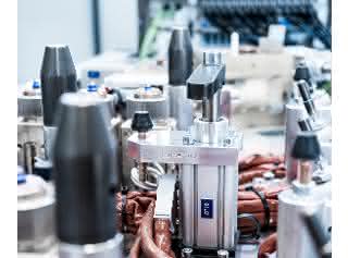 Resistance projection welding system: Man and machine together