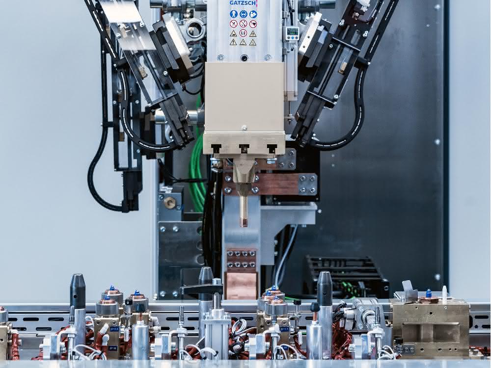 Resistance projection welding system: Man and machine together