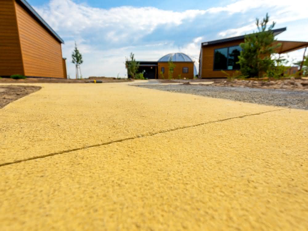 Ein Wegenetz aus gelbem Farbbeton