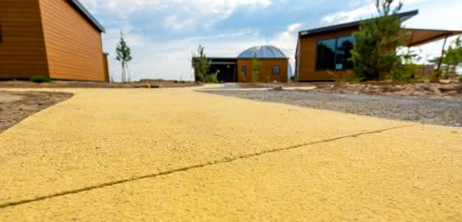 Ein Wegenetz aus gelbem Farbbeton Ein Wegenetz aus gelbem Farbbeton