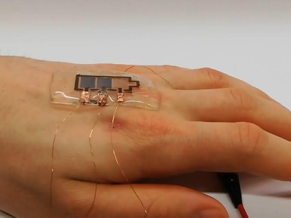 Hand mit bioabbaubarem Display