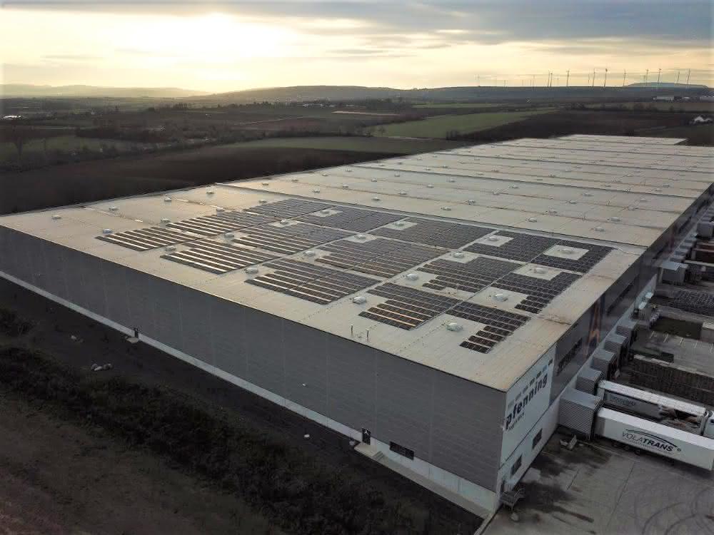 Bei pfenning logistics entsteht ein enormer Solardachkomplex