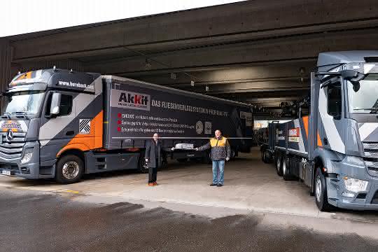 Profi Liner und Baustoffanhänger übergeben: Hornbach setzt auf Krone