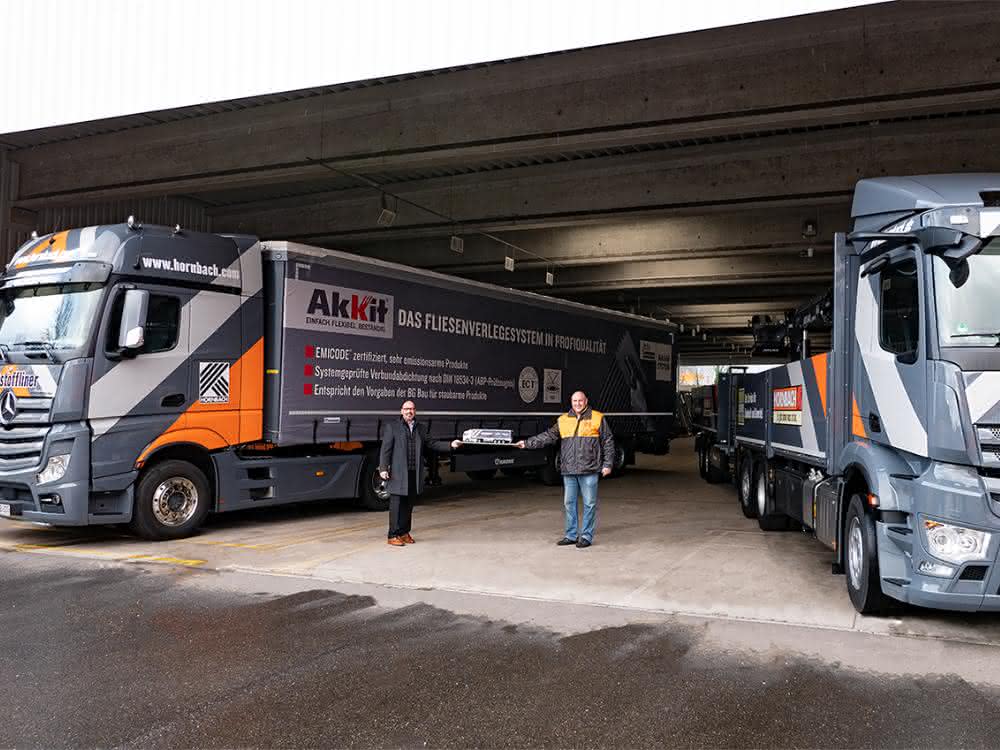 Profi Liner und Baustoffanhänger übergeben: Hornbach setzt auf Krone