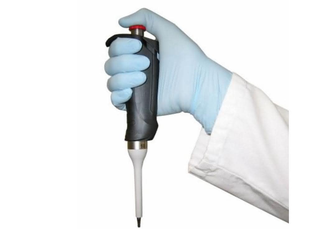 Die Pipette sollte möglichst vertikal gehalten werden Pipette vertikal gehalten