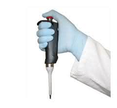 Die Pipette sollte möglichst vertikal gehalten werden Pipette vertikal gehalten