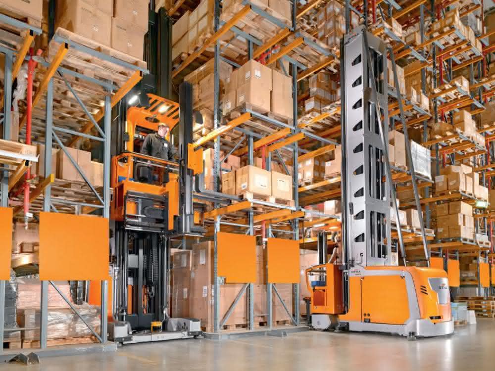 Flurförderzeuge und Stapler: Stetig auf Innovationskurs Schmalgangstapler MX-X von Still