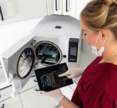 Person bedient Tablet mit App