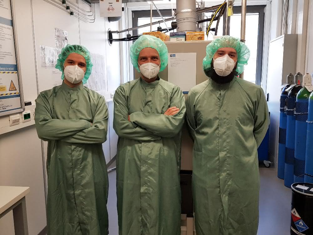 Jonas Hafner, Ulrich Schmid und Michael Schneider Jonas Hafner, Ulrich Schmid und Michael Schneider in Laborkleidung