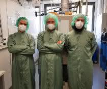Jonas Hafner, Ulrich Schmid und Michael Schneider in Laborkleidung