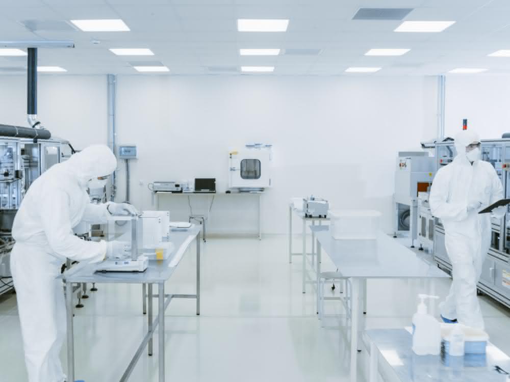 Personen in Schutzkleidung in Reinraum