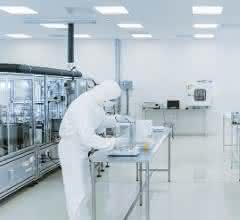 Good Manufacturing Practice: GMP: Validierung zur Qualitätssicherung Personen in Schutzkleidung in Reinraum