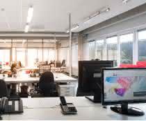 Bei Labtech werden über 3 000 Dokumente mit der QM-Software „roXtra“ verwaltet Büro mit Computer-Arbeitsplätzen