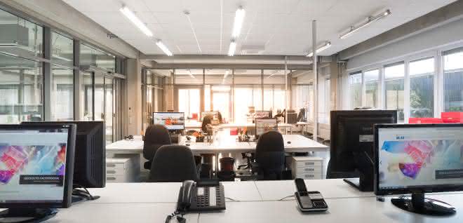 Bei Labtech werden über 3 000 Dokumente mit der QM-Software „roXtra“ verwaltet Büro mit Computer-Arbeitsplätzen
