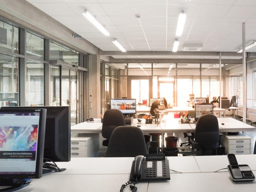 Bei Labtech werden über 3 000 Dokumente mit der QM-Software „roXtra“ verwaltet Büro mit Computer-Arbeitsplätzen