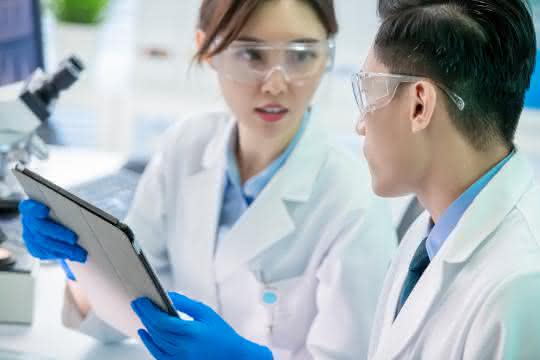 Personen in Laborkleidung
