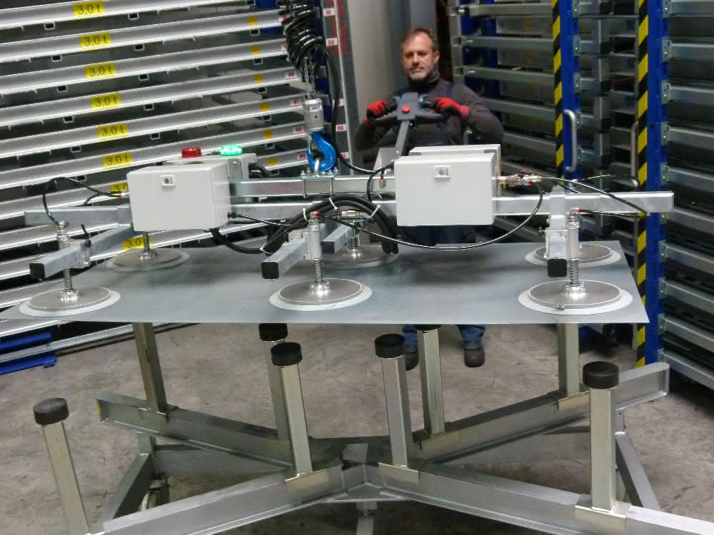 euroTECH builds lifting device for Storemaster
