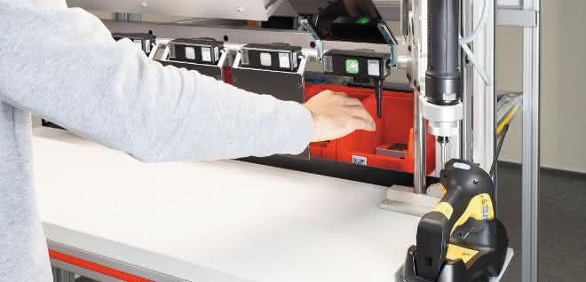 Assembly workstations: Assembly workstations with cobots