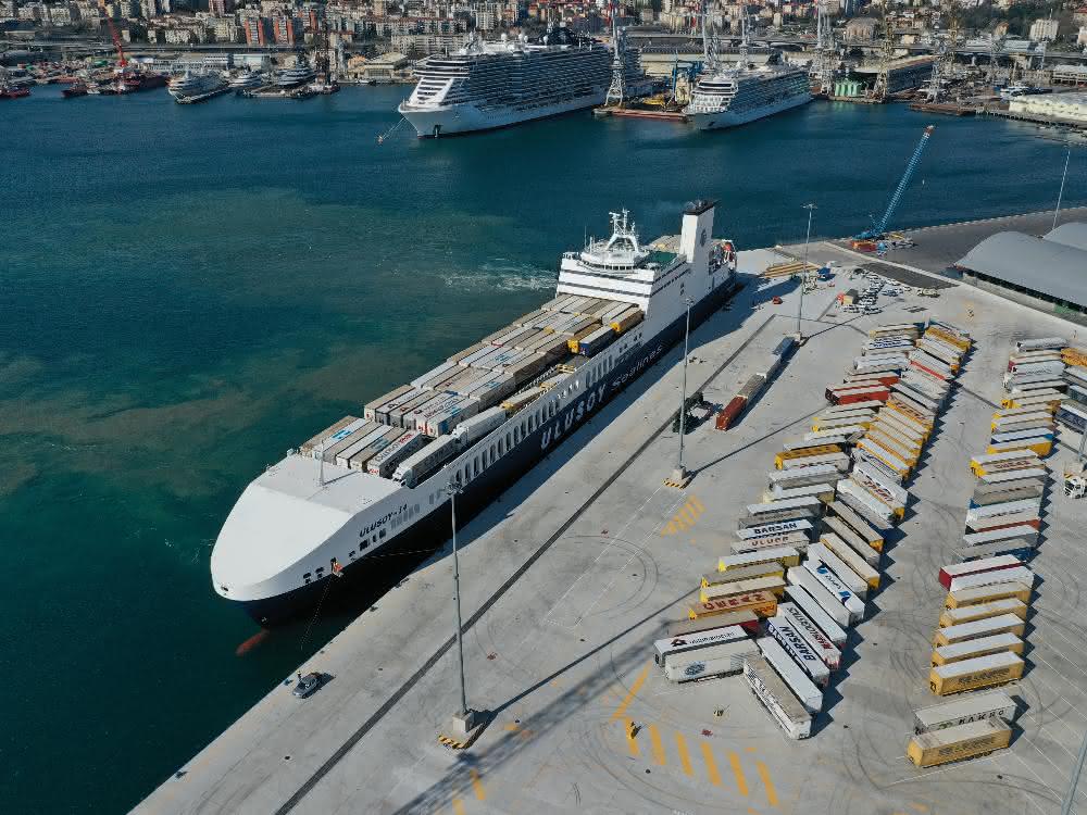 First ship call at HHLA PLT Italy