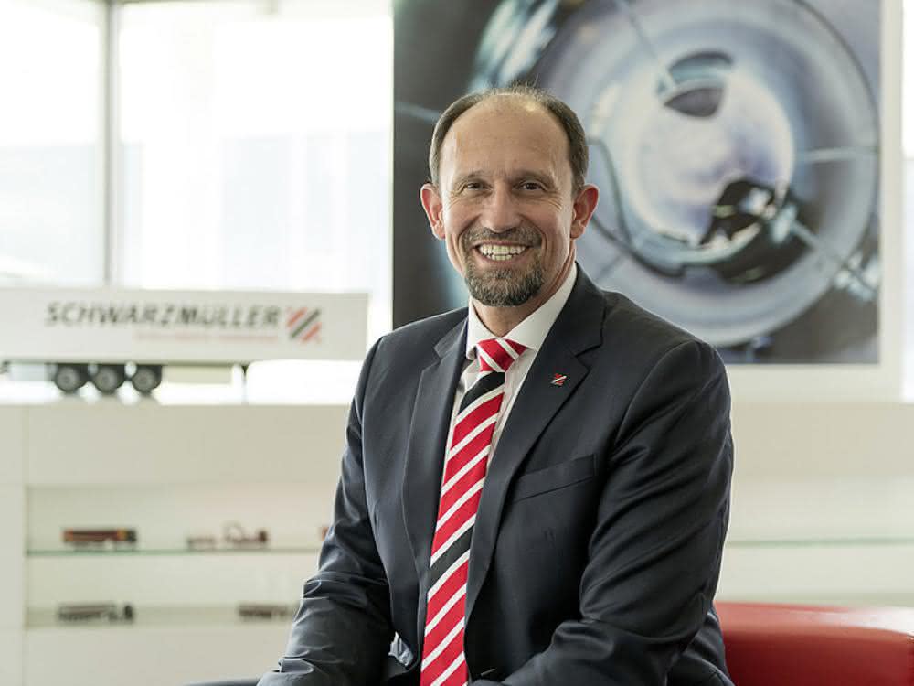 Zwei Fußballfelder für die Fotovoltaik: Schwarzmüller treibt energieeffiziente Produktion voran