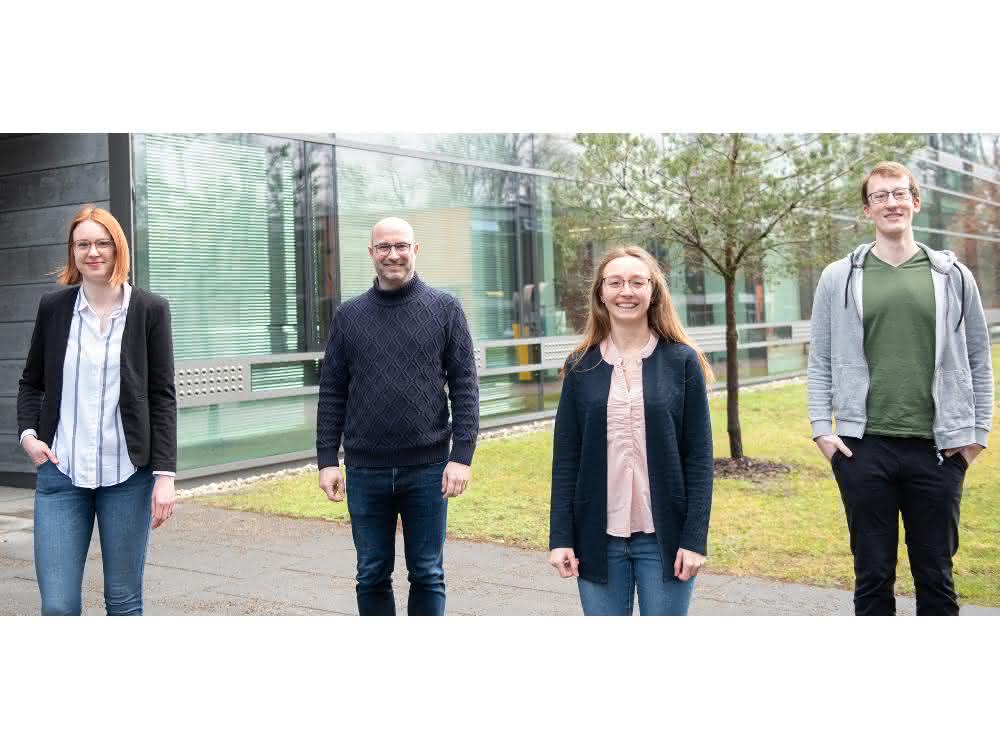 Das Forschungsteam vom Institut für Molekulare Virologie (v.l.): Tatjana Weil, Prof. Jan Münch, Carina Conzelmann und Lukas Wettstein. Tatjana Weil, Prof. Jan Münch, Carina Conzelmann und Lukas Wettstein.