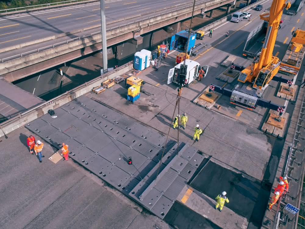 Modulares Überbrückungssystem: Stahlplatten auf der ­Autobahn