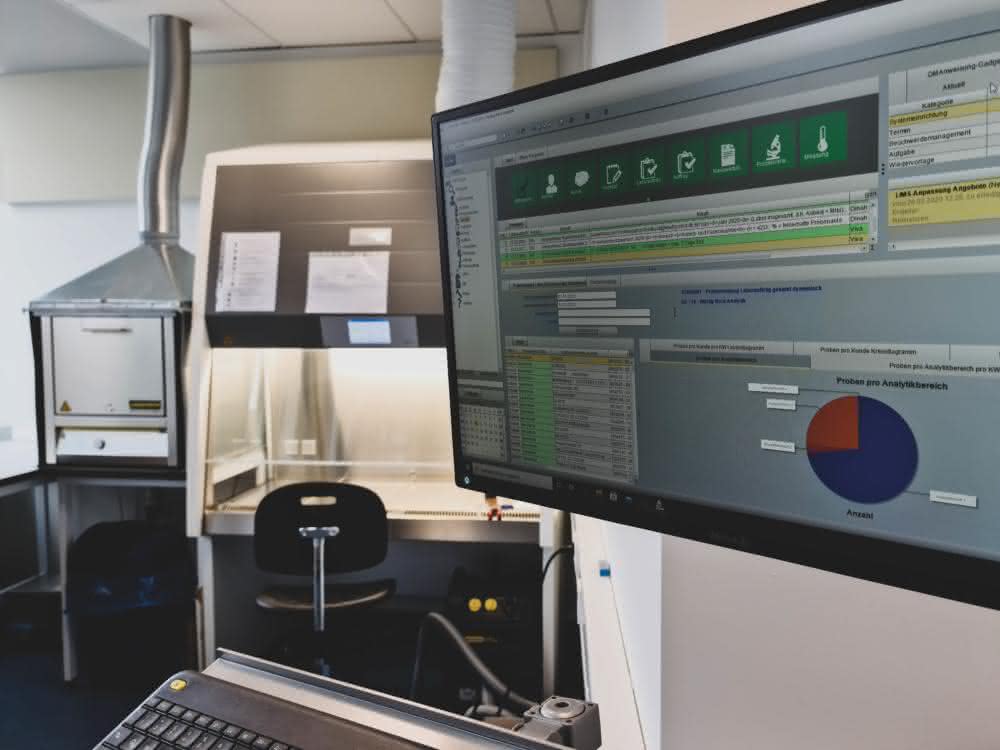 Computerbildschirm in Laborbereich