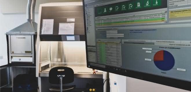 Computerbildschirm in Laborbereich