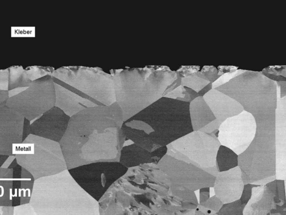 Argon-Ionenstrahl-präparierter Querschnitt durch Stahl