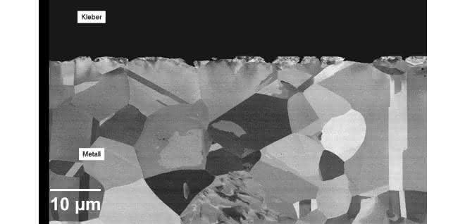 Bild 1 Argon-Ionenstrahl-präparierter Querschnitt durch Stahl