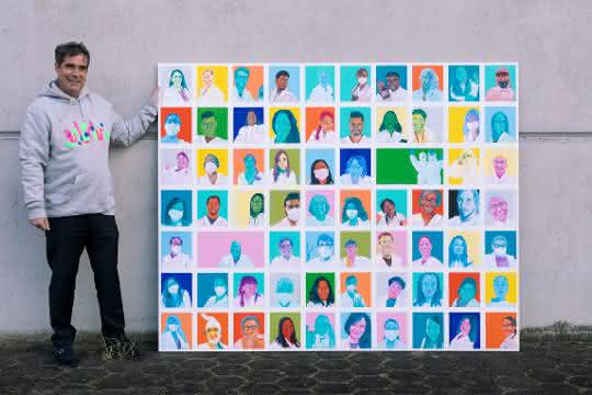 Klaus Ambos mit dem Bild des Künstler Moritz Etorena