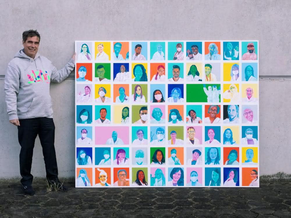Klaus Ambos mit dem Bild des Künstler Moritz Etorena
