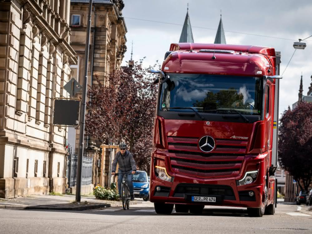 Mehr Sicherheit im Straßenverkehr: Mehr Lkw mit einem Abbiege-Assistenten von Mercedes-Benz Trucks nachrüstbar Mehr Sicherheit im Straßenverkehr: Mehr Lkw mit einem Abbiege-Assistenten von Mercedes-Benz Trucks nachrüstbar