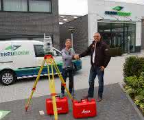 Stebru Bouw: Boels: Leica-Messsystem verkauft William van Weekom, Vermesser bei Stebru (li.) und Ad van Gils, Kaufmännischer Manager bei Boels Geo & Safety (re.).