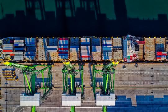 End-to-end digital customs clearance with blockchain