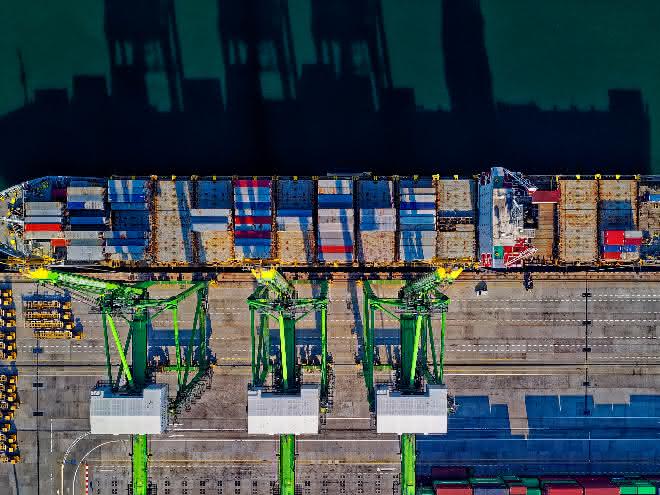 End-to-end digital customs clearance with blockchain