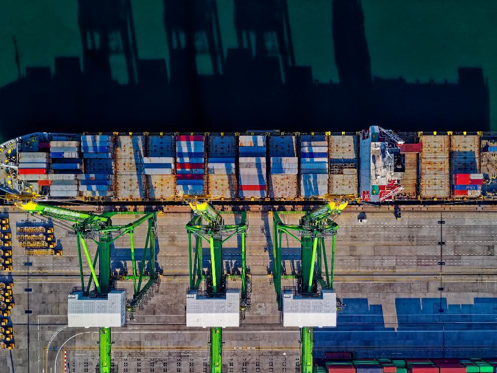 End-to-end digital customs clearance with blockchain
