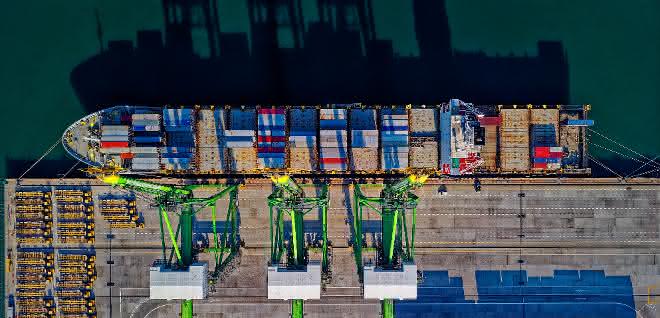 End-to-end digital customs clearance with blockchain
