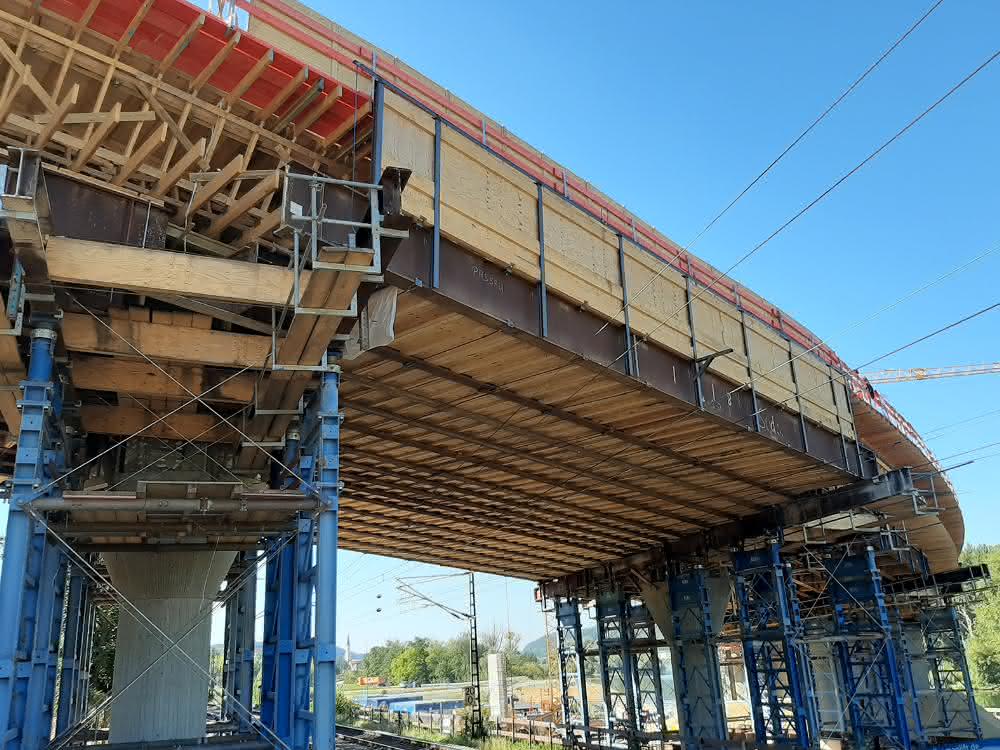 Traggerüste und Synchronhubanlage: Geschwungen bergauf