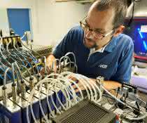 KIT-Forscher mit Hardware